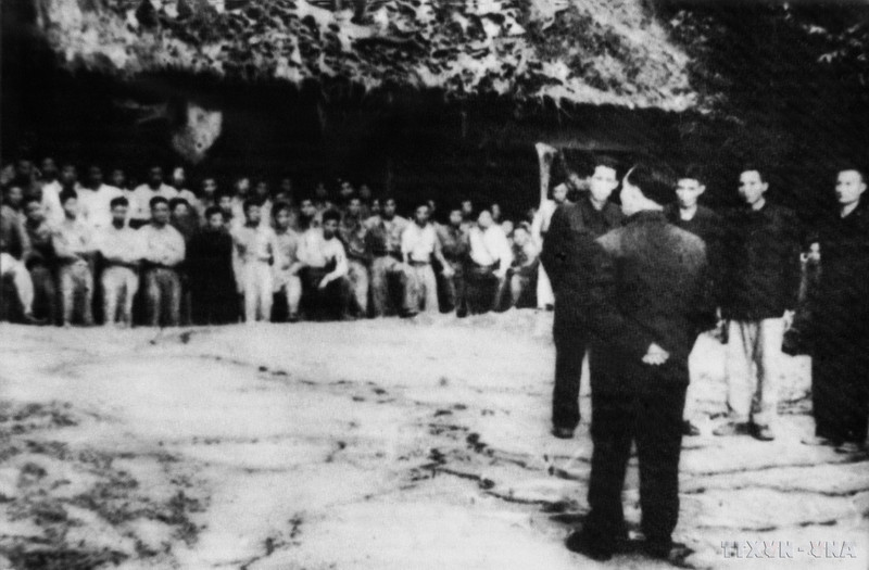 General Vo Nguyen Giap assigns tasks to units at the Dien Bien Phu Front Command (Photo: VNA)