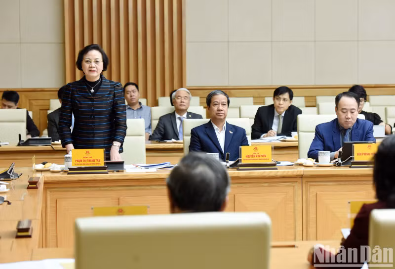 Minister of Home Affairs Pham Thi Thanh Tra speaking at the meeting.