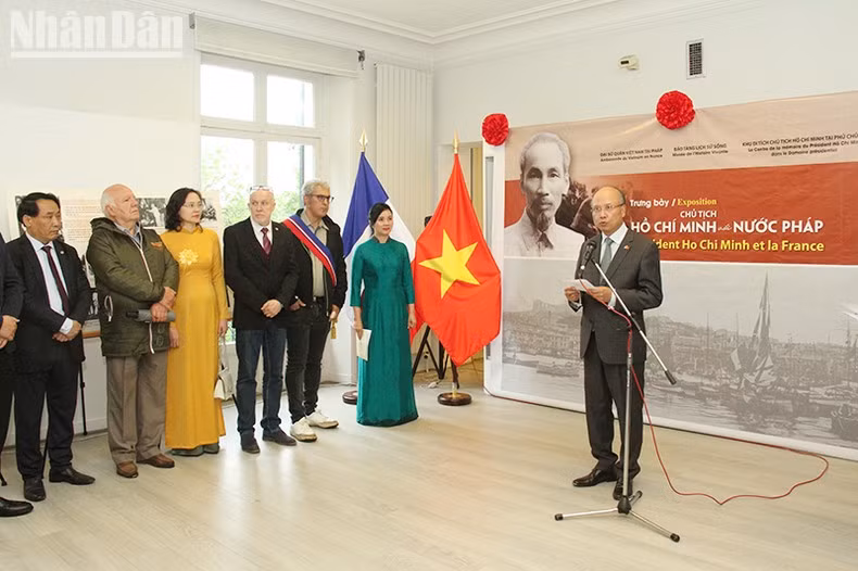 Vietnamese Ambassador to France Dinh Toan Thang addressing the opening ceremony