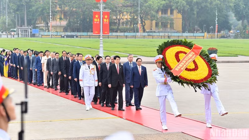 The delegation's wreath says “Forever grateful to great President Ho Chi Minh”.