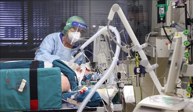 Medical staff take care of COVID-19 patients at a hospital in Magdeburg, Germany, on April 28, 2021. (Photo: AFP/VNA)