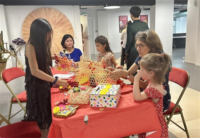 Children explore Vietnamese culture at the event (Photo: VNA)