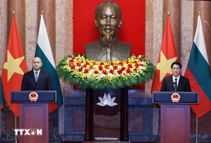 President Luong Cuong and his Bulgarian counterpart Rumen Radev co-chair a press conference following their talks in Hanoi on November 25. (Photo: VNA)