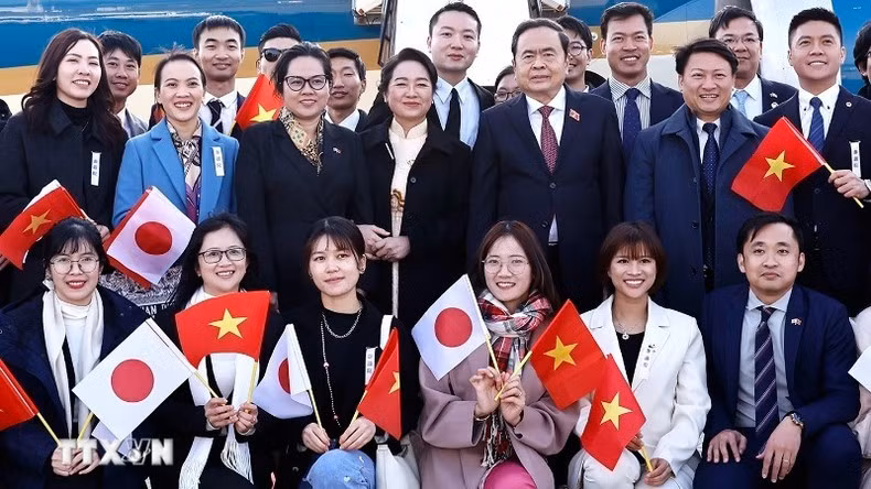 At the farewell ceremony for National Assembly (NA) Chairman Tran Thanh Man (standing, first row, fifth from left), his spouse and the high-ranking delegation of the NA at Nagasaki airport. (Photo: VNA)