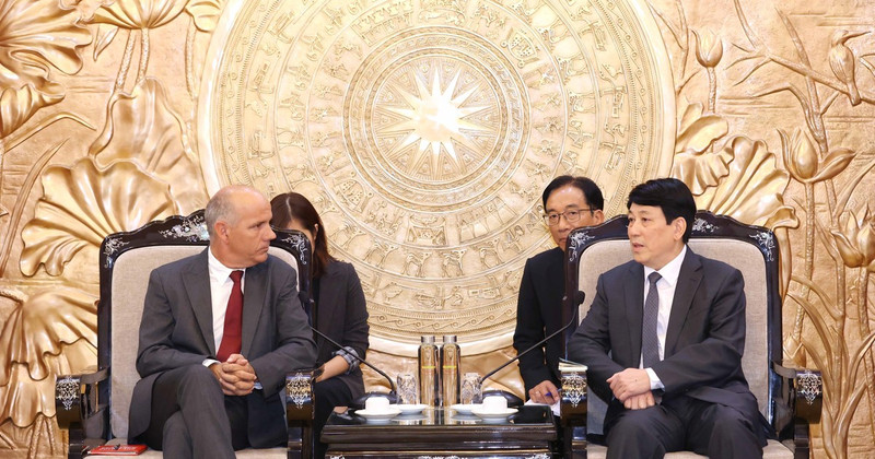 Politburo member and standing member of the Party Central Committee's Secretariat Luong Cuong (R) and Portuguese Communist Party General Secretary Paulo Raimundo at their meeting in Hanoi on August 16. (Photo: VNA)