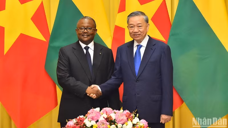 Party General Secretary and President of Vietnam To Lam (R) and Guinea-Bissau President Umaro Sissoco Embaló meet in Hanoi September 6. (Photo: NDO)