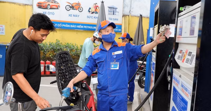 Petrol prices down in latest adjustment (Photo: VNA)