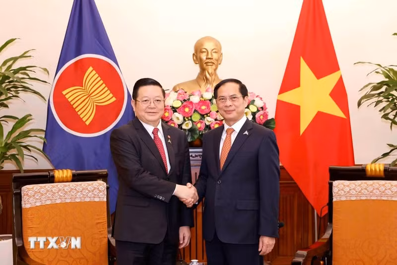 ASEAN Secretary-General Kao Kim Hourn (L) and Minister of Foreign Affairs Bui Thanh Son. (Photo: VNA)