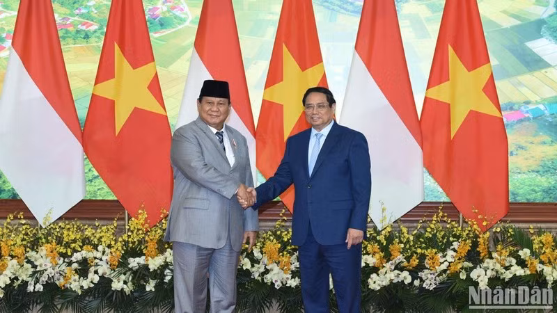 Prime Minister Pham Minh Chinh (R) receives Indonesian President-elect Prabowo Subianto (Photo: NDO/Tran Hai)
