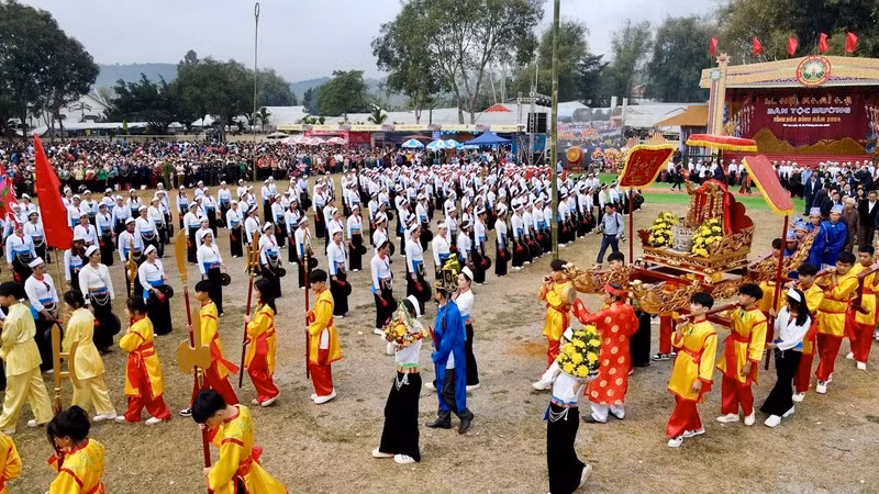 A palanquin procession at the opening ceremony of the festival