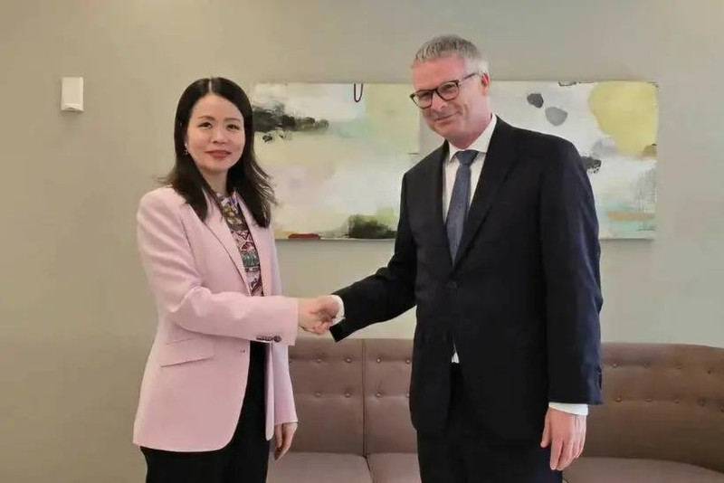 Deputy Foreign Minister Nguyen Minh Hang (L) meets with Danish Permanent Secretary of State for Foreign Affairs Jeppe Tranholm-Mikkelsen. (Photo: baotoquoc.vn)
