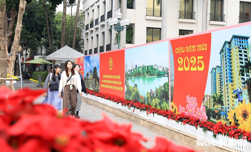 These days, streets in Hanoi are adorned with colourful banners and posters in anticipation of the New Year 2025. 