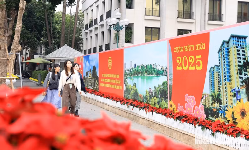 These days, streets in Hanoi are adorned with colourful banners and posters in anticipation of the New Year 2025. 
