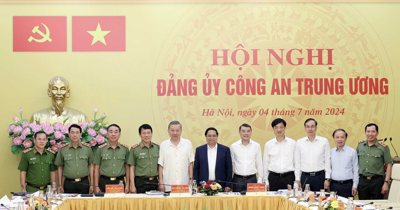 From left: President To Lam (5th) and Prime Minister Pham Minh Chinh (6th) and other delegates pose for a group photo at the event. (Photo: VNA)