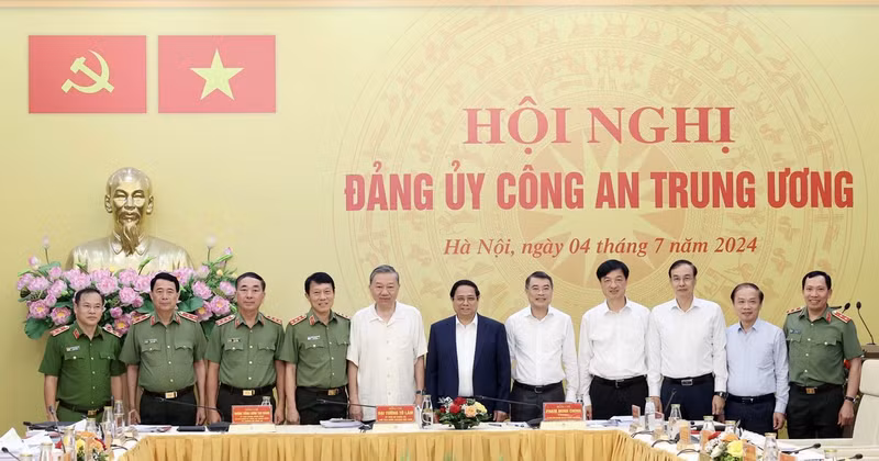 From left: President To Lam (5th) and Prime Minister Pham Minh Chinh (6th) and other delegates pose for a group photo at the event. (Photo: VNA)