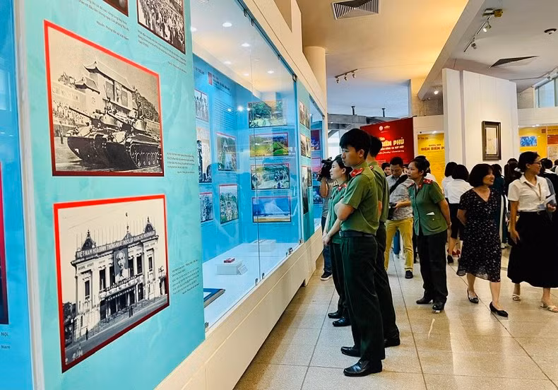 Visitors at the exhibition (Photo: NDO)