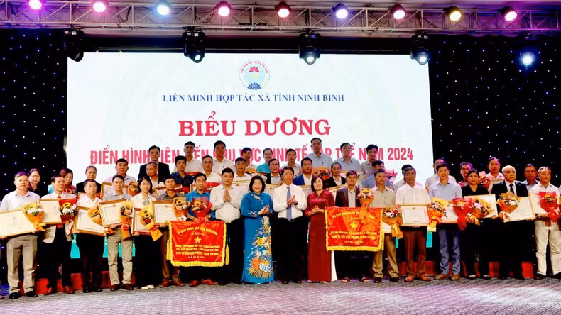 61 collectives awarded at the ceremony for their contributions to the development of Vietnam’s cooperative economic sector in 2023. 