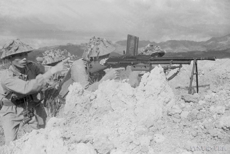Military hero Nguyen Quoc Tri (front, right) and his companions attacking Muong Thanh Airport (Photo: VNA)