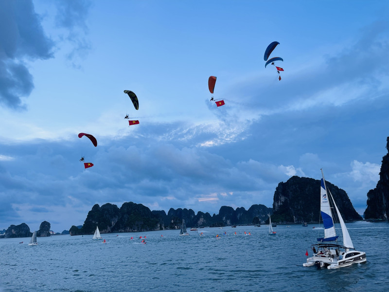 First-ever sailing, parasailing, jet ski festival opens in Ha Long Bay (Photo: baoquangninh.vn)