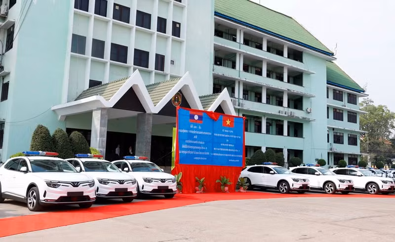 The vehicles presented by the Vietnamese Ministry of Public Security to the Lao Ministry of Public Security in Vientiane on March 18. (Photo: VNA)