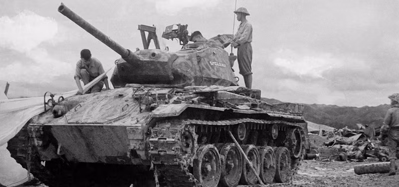 Military weapons and vehicles, many of which were from American brands, were destroyed and captured by Vietnamese troops at the Dien Bien Phu battlefield. (Photo: VNA)