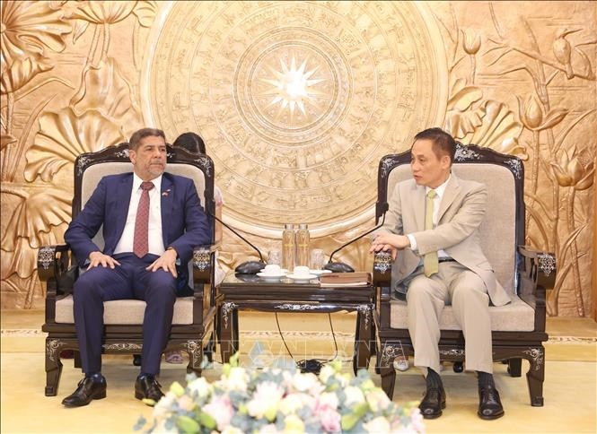 Head of the CPV Central Committee's Commission for External Relations Le Hoai Trung (R) and Politburo member of the PRM and Minister of Agriculture of the Dominican Republic Limber Lucas Cruz López (Photo: VNA)