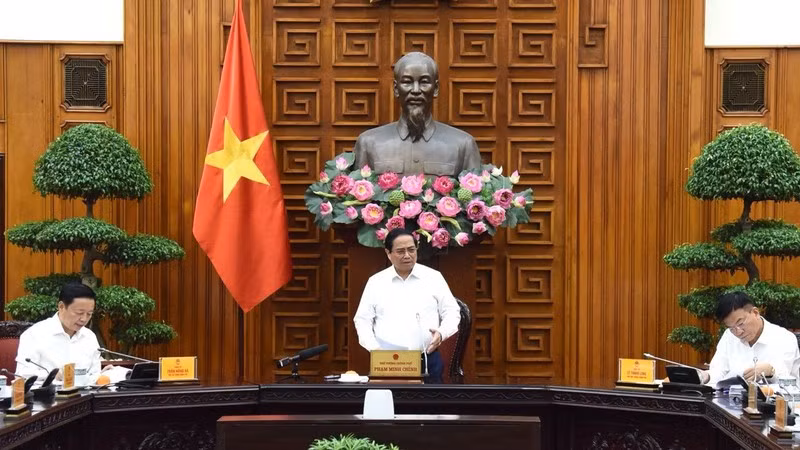 PM Pham Minh Chinh speaks at the meeting between permanent Government members and representatives of ministries and sectors on August 16. (Photo: NDO/Tran Hai)