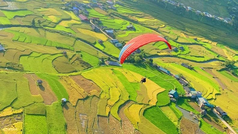 The paragliding festival in Mu Cang Chai District has drawn much excitement and interest from visitors.