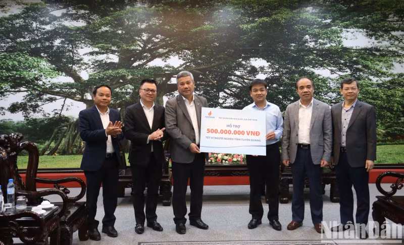 Leaders of Nhan Dan Newspaper and Vietnam Oil and Gas Group hand over 500 million VND to the Tuyen Quang Provincial Fund for Study Encouragement.
