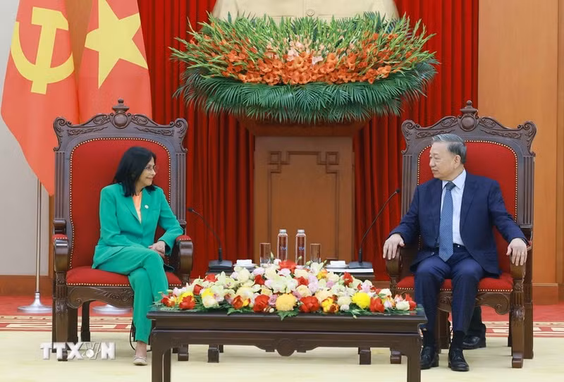 Party General Secretary To Lam (R) and Executive Vice President of Venezuela Delcy Rodriguez Gomez. (Photo: VNA)