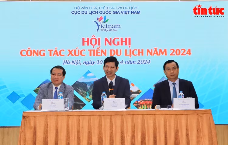Deputy Minister of Culture, Sports and Tourism Ho An Phong (C) speaking at the press conference (Photo: VNA)