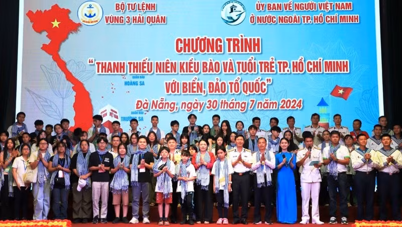 Naval soldiers hold exchange with Overseas Vietnamese youths 