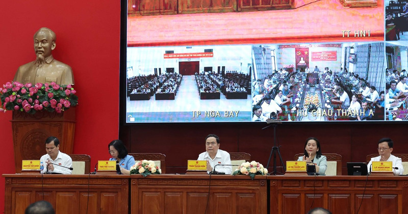 NA Chairman Tran Thanh Man (centre) meets with voters (Photo: VNA)