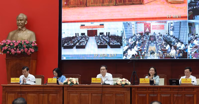 NA Chairman Tran Thanh Man (centre) meets with voters (Photo: VNA)