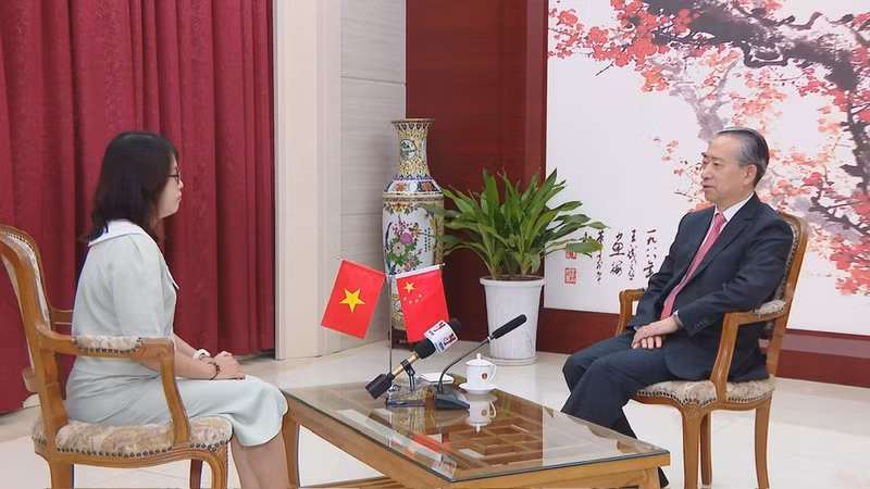 Chinese Ambassador to Vietnam Xiong Bo grants an interview to the Vietnam News Agency's reporter. (Photo: VNA)