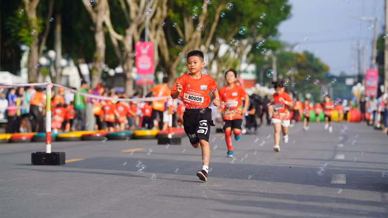 The participants competed in four distances: 42km, 21km, 10km, and 5km, while those aged from 6 to 10 joined the 800m run.
