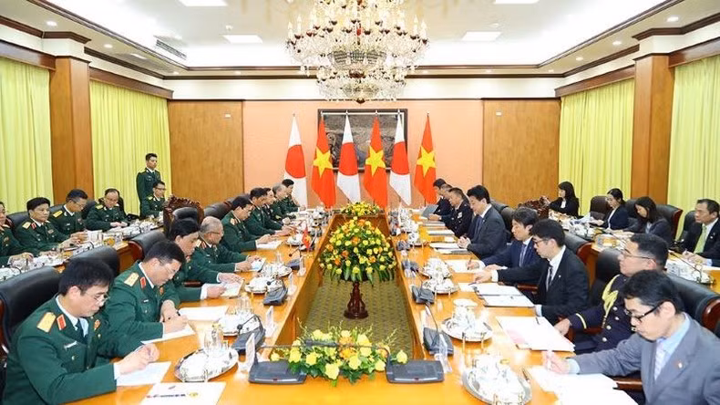 Minister of National Defence General Phan Van Giang held talks with Japanese Defence Minister Kihara Minoru in Hanoi on August 6, during which they touched upon cooperation orientations. (Photo: VNA)