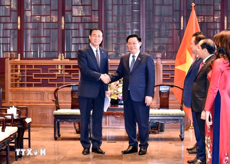 NA Chairman Vuong Dinh Hue and Lyu Ze Xiang, Vice Chairman of China Energy Engineering Corporation and Chairman of Energy China International Group