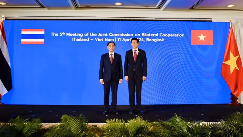 Vietnamese Minister of Foreign Affairs (L) and Thai Deputy Prime Minister and Minister of Foreign Affairs Parnpree Bahiddha-Nukara at the 5th Meeting of the Vietnam - Thailand Joint Commission for Bilateral Cooperation in Bangkok on April 11. (Photo: VNA)