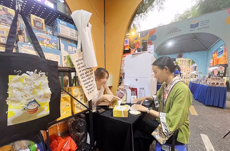 Thao Ho (R) and Hannie Pham at an event introducing the Mam Tarot project 