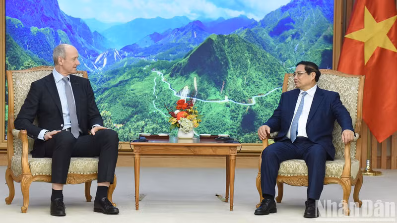 Prime Minister Pham Minh Chinh and visiting President and CEO of Siemens Group Roland Busch at their meeting on February 26 (Photo: NDO/Tran Hai)
