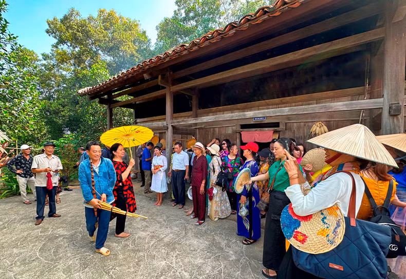 Visitors enjoy Mong ethnic group’s panpipe performance at the Vietnam National Village for Ethnic Culture and Tourism 