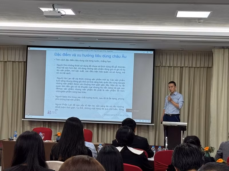 A speaker at the seminar. (Photo: VNA)