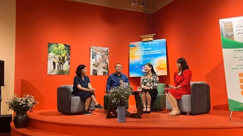 Poet Tran Dang Khoa (second from left) speaks in the discussion.