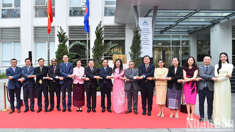 ASEAN Secretary-General Kao Kim Hourn, Vietnamese Foreign Minister Bui Thanh Son, and delegates at the inauguration ceremony of the ASEAN Square in the campus of the Diplomatic Academy of Vietnam. 