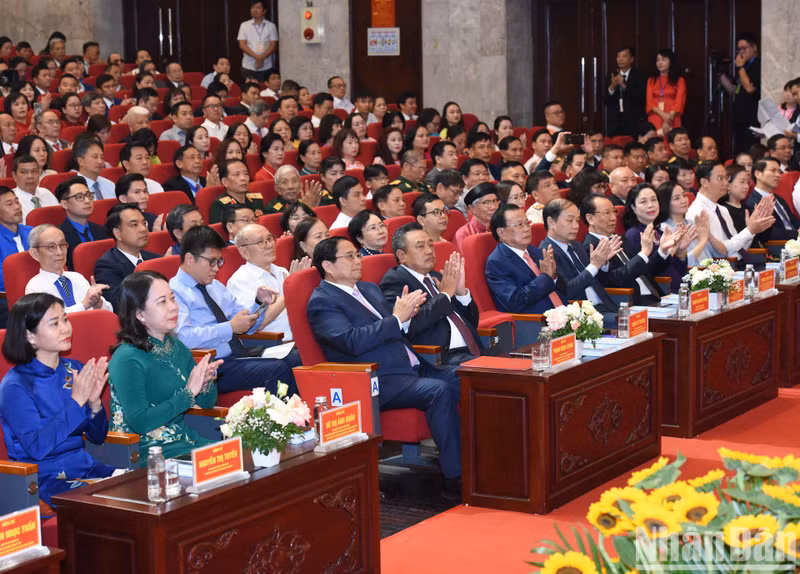 The event was attended by Prime Minister Pham Minh Chinh, who is also Chairman of the Central Emulation and Commendation Council; Vice President Vo Thi Anh Xuan; leaders of the Party, State and Vietnam Fatherland Front Committee; and revolutionary contributors.