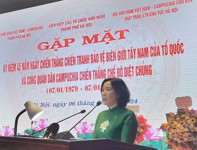 Le Kim Anh, President of the Hanoi Women’s Union and Chairwoman of the Vietnam - Cambodia Friendship Association of Hanoi, speaks at the gathering on January 6. (Photo: VNA)