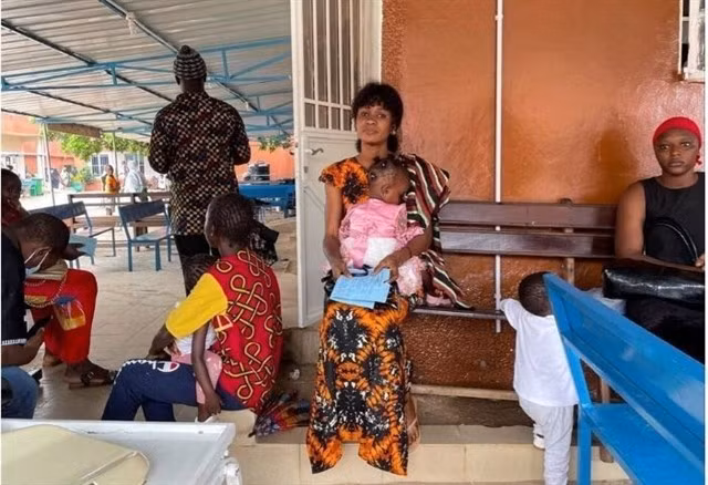A child waiting to be treated at a hospital in Congo (Photo: Reuters/VNA)
