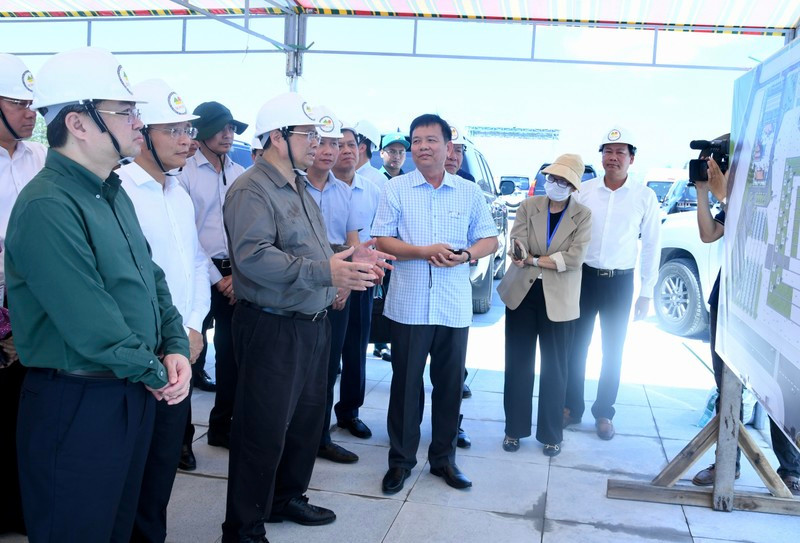 Prime Minister Pham Minh Chinh inspects the construction of President Ho Chi Minh’s monument in Phu Quoc (Photo: NDO)