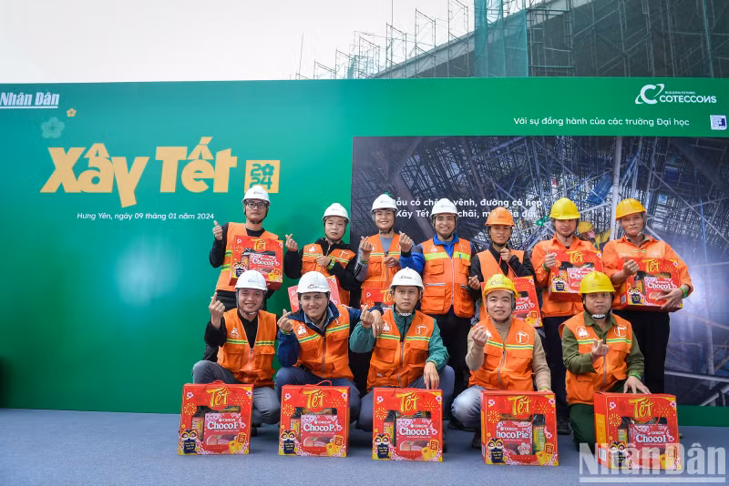 The joy of workers receiving gifts ahead of the Tet holiday.
